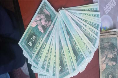 一位来自湖北省孝感市的万老师，有一些藏品和很好的老物件，急需找到爱好的收藏家，有意者请联系我。目前藏友老师比较着急，只要您是真心诚意想要收藏，一切好商量。