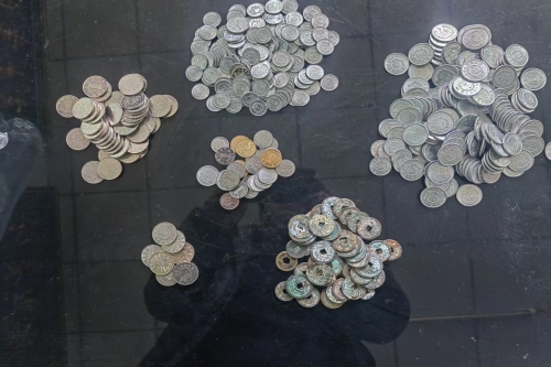 一位来自新疆的郭老师，有一些藏品和很好的老物件，急需找到爱好的收藏家，有意者请联系我。目前藏友老师比较着急，只要您是真心诚意想要收藏，一切好商量。