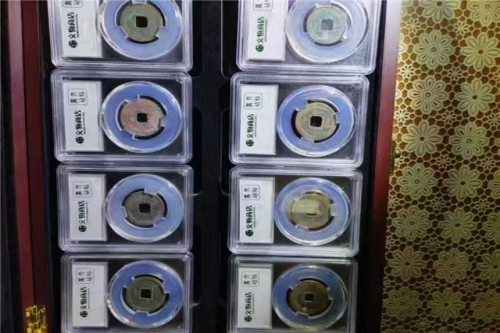 一位来自陕西省宝鸡市的周老师，有一些藏品和很好的老物件，急需找到爱好的收藏家，有意者请联系我。目前藏友老师比较着急，只要您是真心诚意想要收藏，一切好商量。