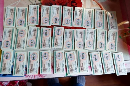 一位来自湖南省邵阳市的邓老师，有一些藏品和老物件，急需出手，有意者联系，价格好商量。