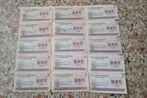 一位来自湖南省永州市的董老师，有一些藏品和老物件，急需出手，有意者联系，价格好商量。