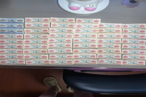 一位来住新疆乌鲁木齐的柳老师，有一些藏品和老物件，急需出手，有意者联系，价格好商量。