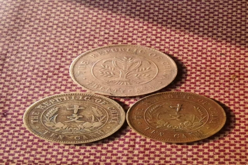 一位来自安徽省铜陵市的于老师，有一些藏品和很好的老物件，急需找到爱好的收藏家，有意者请联系我。目前藏友老师比较着急，只要您是真心诚意想要收藏，一切好商量。