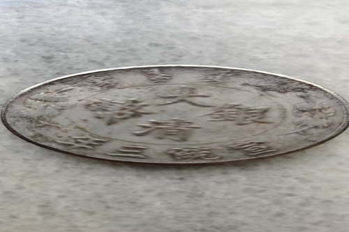 一位来住云南省昆明市的晁老师，有一些藏品和老物件，急需出手，有意者联系，价格好商量。