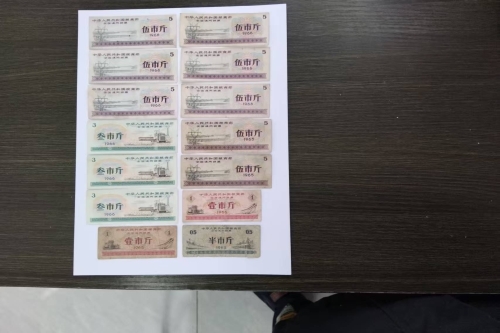 一位来自的江苏省高邮市的赵老师，有一些藏品和很好的老物件，急需找到爱好的收藏家，有意者请联系我。目前藏友老师比较着急，只要您是真心诚意想要收藏，一切好商量。