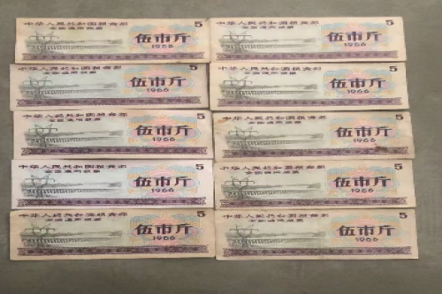 一位来自广西柳州市的韦老师，有一些藏品和老物件，急需出手，有意者联系，价格好商量。