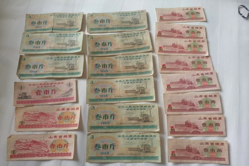 一位来自山东省泰安肥城市的李老师，有一些藏品和老物件，急需出手，有意者联系，价格好商量。