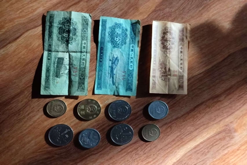 一位来自吉林省吉林市的段老师，有一些藏品和老物件，急需出手，有意者联系，价格好商量。