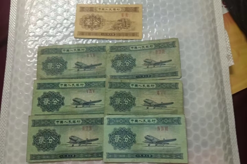 一位来自广东省佛山市的霍老师，有一些藏品和老物件，急需出手，有意者联系，价格好商量。