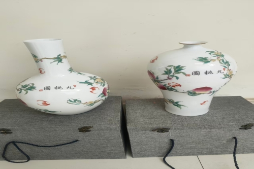 一位来自四川省的季老师，有一些藏品和老物件，急需出手，有意者联系，价格好商量。