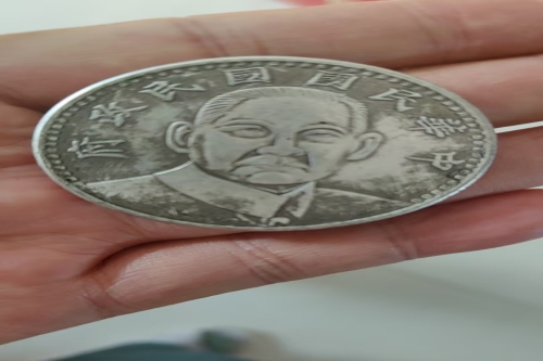 一位来自云南省玉溪市的李老师，有一些藏品和很好的老物件，急需找到爱好的收藏家，有意者请联系我。目前藏友老师比较着急，只要您是真心诚意想要收藏，一切好商量。