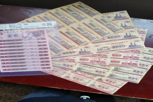 一位来自湖北省的张老师，有一些藏品和很好的老物件，急需找到爱好的收藏家，有意者请联系我。目前藏友老师比较着急，只要您是真心诚意想要收藏，一切好商量。