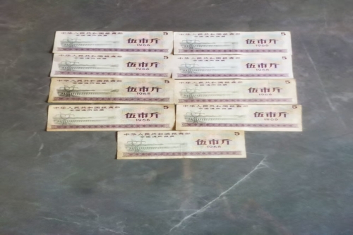 一位来住辽宁省阜新市的王老师，有一些藏品和老物件，急需出手，有意者联系，价格好商量。