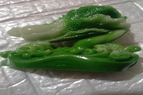 一位来自辽宁省铁岭市的李老师，有一些藏品和老物件，急需出手，有意者联系，价格好商量。