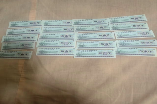 一位来住江苏省镇江市的殷老师，有一些藏品和老物件，急需出手，有意者联系，价格好商量。