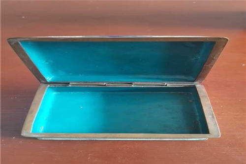 一位来自上海市杨浦区的王老师，有一些藏品和很好的老物件，急需找到爱好的收藏家，有意者请联系我。目前藏友老师比较着急，只要您是真心诚意想要收藏，一切好商量。