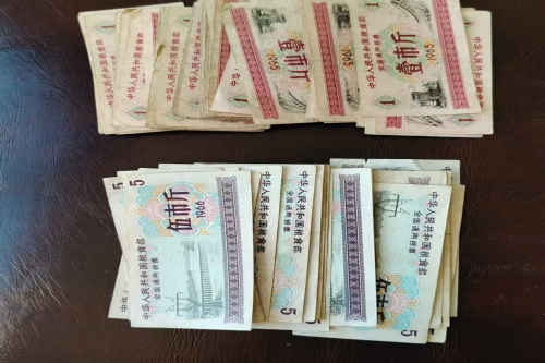 一位来自北京市通州区的徐老师，有一些藏品和很好的老物件，急需找到爱好的收藏家，有意者请联系我。目前藏友老师比较着急，只要您是真心诚意想要收藏，一切好商量。