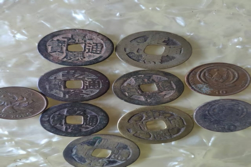 一位来自四川省遂宁的张老师，有一些藏品和很好的老物件，急需找到爱好的收藏家，有意者请联系我。目前藏友老师比较着急，只要您是真心诚意想要收藏，一切好商量。