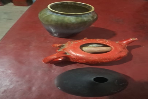 一位来自江苏省泰兴市的张老师，有一些藏品和很好的老物件，急需找到爱好的收藏家，有意者请联系我。目前藏友老师比较着急，只要您是真心诚意想要收藏，一切好商量。