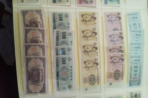 一位来住上海市奉贤区的杜老师，有一些藏品和老物件，急需出手，有意者联系，价格好商量。