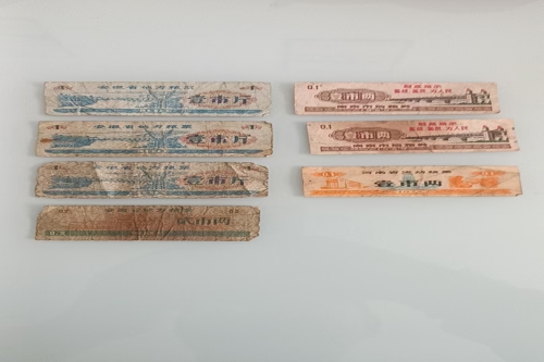 一位来自甘肃省金昌市的刘老师，有一些藏品和很好的老物件，急需找到爱好的收藏家，有意者请联系我。目前藏友老师比较着急，只要您是真心诚意想要收藏，一切好商量。