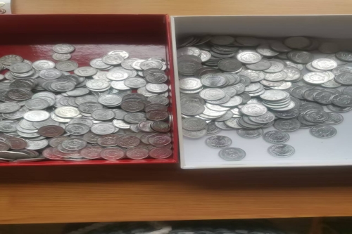 一位来自陕西省西安市的耿老师，有一些藏品和很好的老物件，急需找到爱好的收藏家，有意者请联系我。目前藏友老师比较着急，只要您是真心诚意想要收藏，一切好商量。