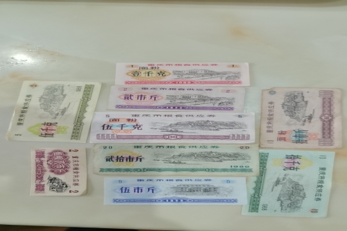 一位来重庆市南岸区的赵老师，有一些藏品和老物件，急需出手，有意者联系，价格好商量。