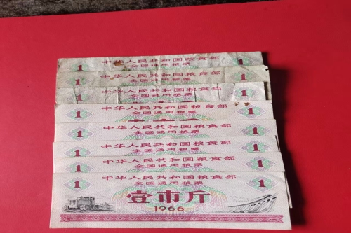 一位来自江西省上饶市的老师，有一些藏品和很好的老物件，急需找到爱好的收藏家，有意者请联系我。目前藏友老师比较着急，只要您是真心诚意想要收藏，一切好商量。