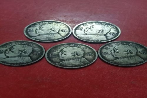 一位来自广西省贵港市的李老师，有一些藏品和很好的老物件，急需找到爱好的收藏家，有意者请联系我。目前藏友老师比较着急，只要您是真心诚意想要收藏，一切好商量。