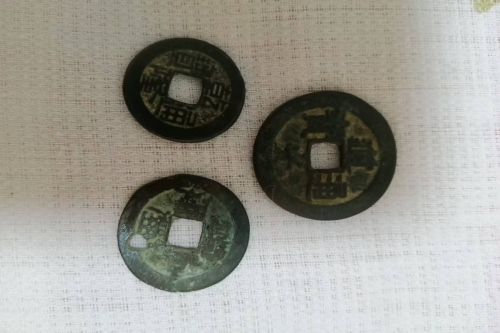 一位来自湖北省宜昌市的段老师，有一些藏品和很好的老物件，急需找到爱好的收藏家，有意者请联系我。目前藏友老师比较着急，只要您是真心诚意想要收藏，一切好商量。