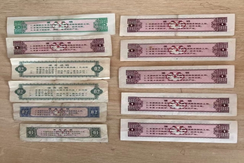  一位来自海南省五指山市的官老师，有一些藏品和很好的老物件，急需找到爱好的收藏家，有意者请联系我。目前藏友老师比较着急，只要您是真心诚意想要收藏，一切好商量。