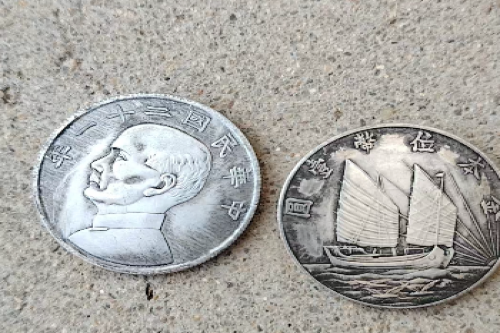 一位来自江西省九江市的周老师，有一些藏品和老物件，急需出手，有意者联系，价格好商量。