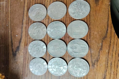 一位来自福建省的陈老师，有一些藏品和很好的老物件，急需找到爱好的收藏家，有意者请联系我。目前藏友老师比较着急，只要您是真心诚意想要收藏，一切好商量。