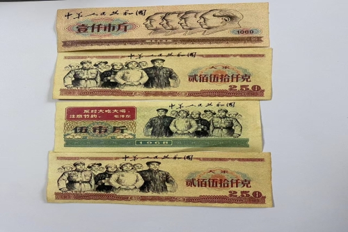 一位来自四川省巴中市的何老师，有一些藏品和很好的老物件，急需找到爱好的收藏家，有意者请联系我。目前藏友老师比较着急，只要您是真心诚意想要收藏，一切好商量。