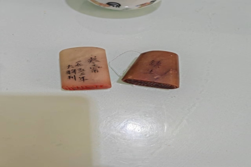 一位来自河北省张家口市的董老师，有一些藏品和很好的老物件，急需找到爱好的收藏家，有意者请联系我。目前藏友老师比较着急，只要您是真心诚意想要收藏，一切好商量。