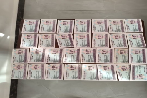 一位来自甘肃省的曹老师，有一些藏品和很好的老物件，急需找到爱好的收藏家，有意者请联系我。目前藏友老师比较着急，只要您是真心诚意想要收藏，一切好商量。