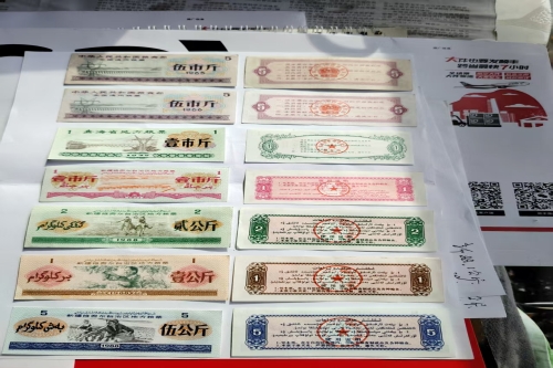 一位来自甘肃省的徐老师，有一些藏品和老物件，急需出手，有意者联系，价格好商量。