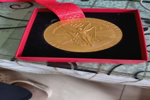 一位来自甘肃省兰州市的褚老师，有一些藏品和很好的老物件，急需找到爱好的收藏家，有意者请联系我。目前藏友老师比较着急，只要您是真心诚意想要收藏，一切好商量。