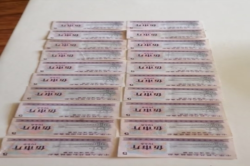 一位来自北京市朝阳区的张老师，有一些藏品和老物件，急需出手，有意者联系，价格好商量。