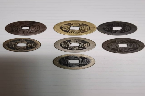 一位来自新疆乌鲁木齐新市区的于老师，有一些藏品和很好的老物件，急需找到爱好的收藏家，有意者请联系我。目前藏友老师比较着急，只要您是真心诚意想要收藏，一切好商量。