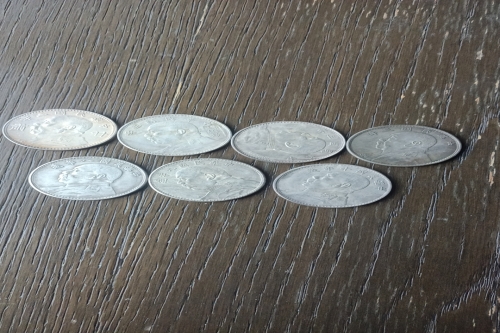 一位来自天津市静海区的王老师，有一些藏品和老物件，急需出手，有意者联系，价格好商量。