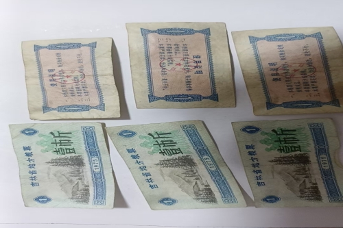 一位来住湖南省湘潭市的饶老师，有一些藏品和老物件，急需出手，有意者联系，价格好商量。👍