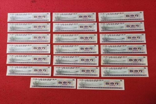 一位来自浙江省绍兴市的费老师，有一些藏品和很好的老物件，急需找到爱好的收藏家，有意者请联系我。目前藏友老师比较着急，只要您是真心诚意想要收藏，一切好商量。