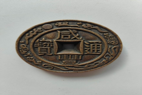  一位来自江苏省无锡市的陈老师，有一些藏品和老物件，急需出手，有意者联系，价格好商量。