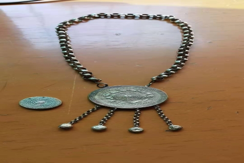 一位来自陕西省西安市的戴老师，有一些藏品和很好的老物件，急需找到爱好的收藏家，有意者请联系我。目前藏友老师比较着急，只要您是真心诚意想要收藏，一切好商量。