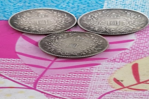 一位来自的辽宁省建昌县的邓老师，有一些藏品和很好的老物件，急需找到爱好的收藏家，有意者请联系我。目前藏友老师比较着急，只要您是真心诚意想要收藏，一切好商量。