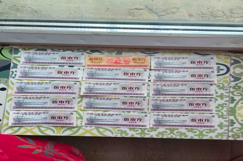 一位来自新疆乌鲁木齐市的罗老师，有一些藏品和很好的老物件，急需找到爱好的收藏家，有意者请联系我。目前藏友老师比较着急，只要您是真心诚意想要收藏，一切好商量。