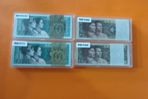 一位来自广西贵港市桂平市的梁老师，有一些藏品和很好的老物件，急需找到爱好的收藏家，有意者请联系我。目前藏友老师比较着急，只要您是真心诚意想要收藏，一切好商量。