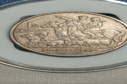 一位来自内蒙古自治区鄂尔多斯市的朱老师，有一些藏品和很好的老物件，急需找到爱好的收藏家，有意者请联系我。目前藏友老师比较着急，只要您是真心诚意想要收藏，一切好商量。