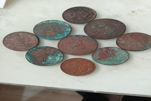 一位来自山东省巨野县的贾老师，有一些藏品和很好的老物件，急需找到爱好的收藏家，有意者请联系我。目前藏友老师比较着急，只要您是真心诚意想要收藏，一切好商量。